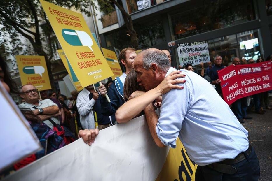Médicos de todo o país protestam em frente ao Ministério da Saúde por melhores salários 
