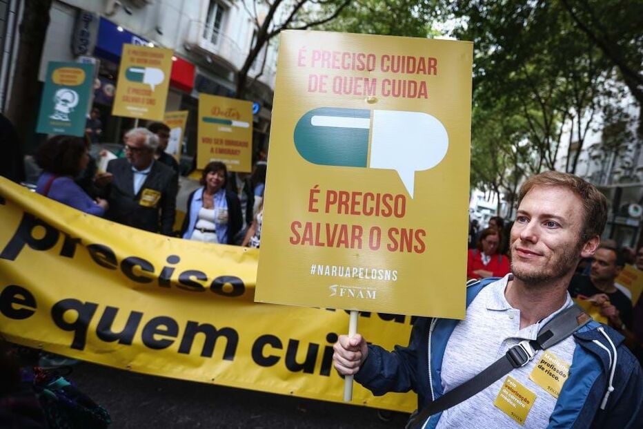 Médicos de todo o país protestam em frente ao Ministério da Saúde por melhores salários 