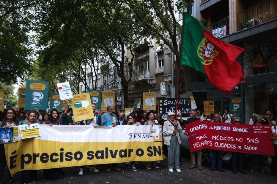 Médicos de todo o país protestam em frente ao Ministério da Saúde por melhores salários 