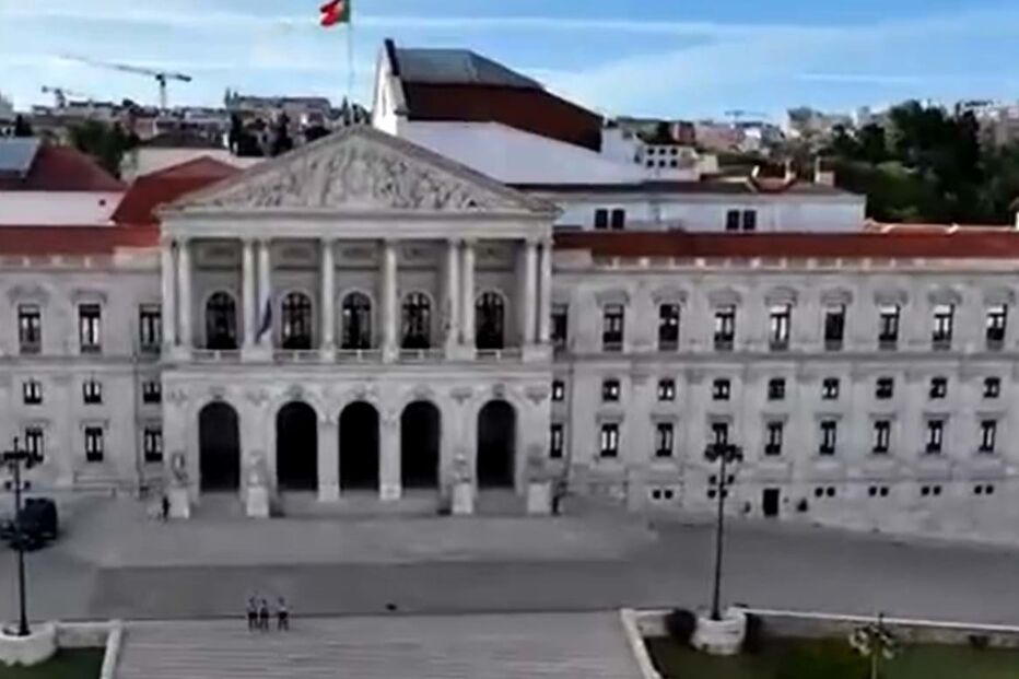 736 políticos obrigados a corrigir declarações de rendimentos