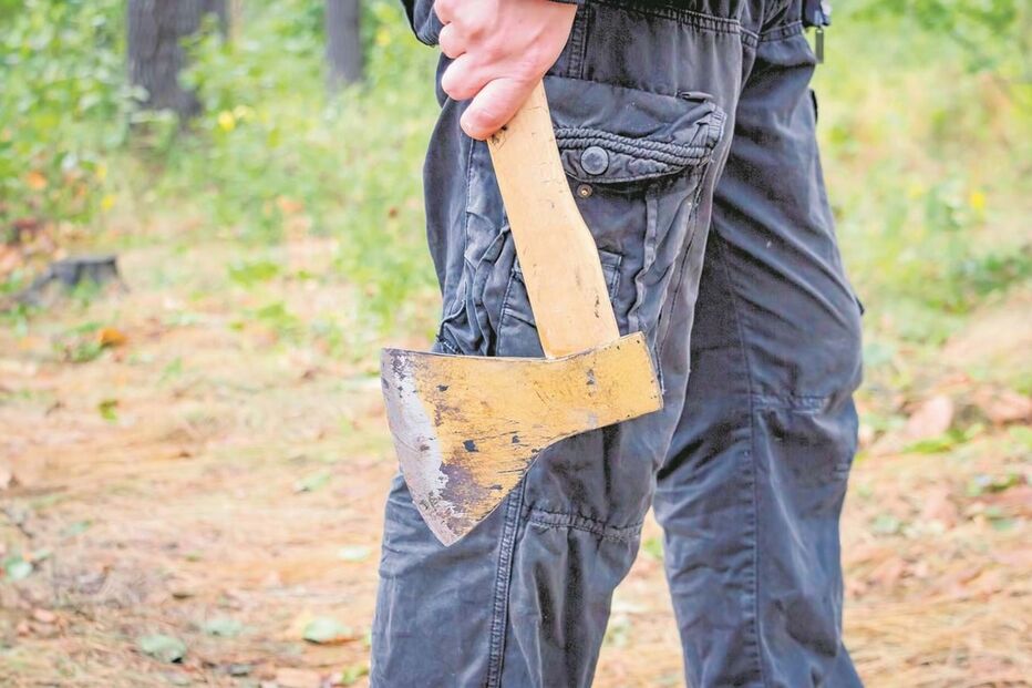 Homem deu um só golpe de machado na vítima, de 74 anos. Crime relacionado com recusa de fornecedor de álcool e dinheiro