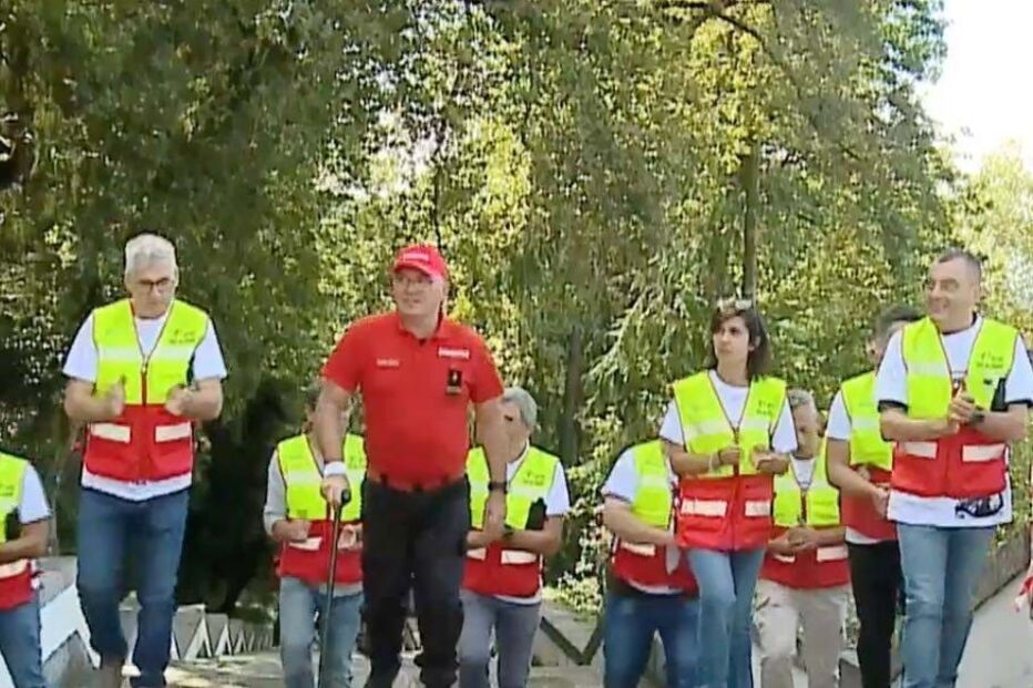 Bombeiro com Parkinson sobe as escadas do Bom Jesus 
