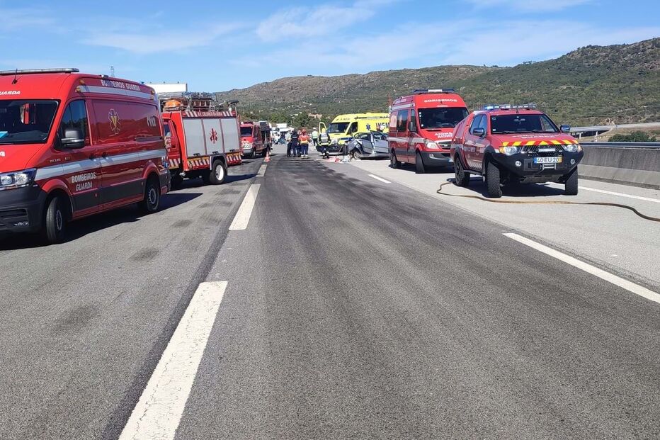 Colisão rodoviária corta A25 nos dois sentidos em Celorico da Beira 