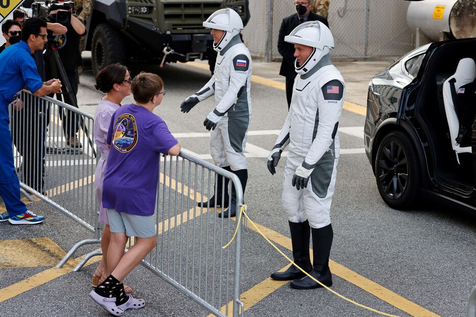 Missão da SpaceX descolou para resgatar astronautas presos há meses na Estação Espacial Internacional 