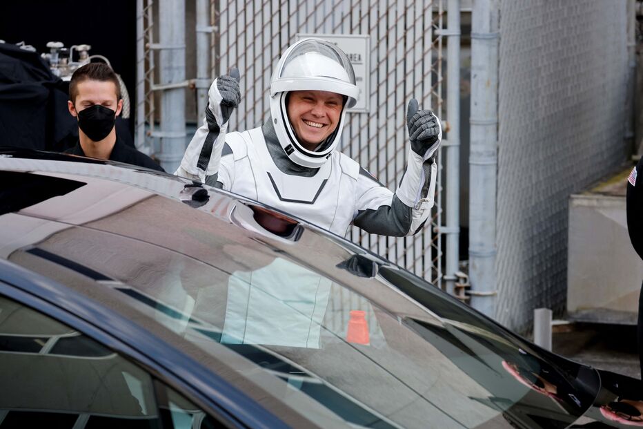 Missão da SpaceX descolou para resgatar astronautas presos há meses na Estação Espacial Internacional 