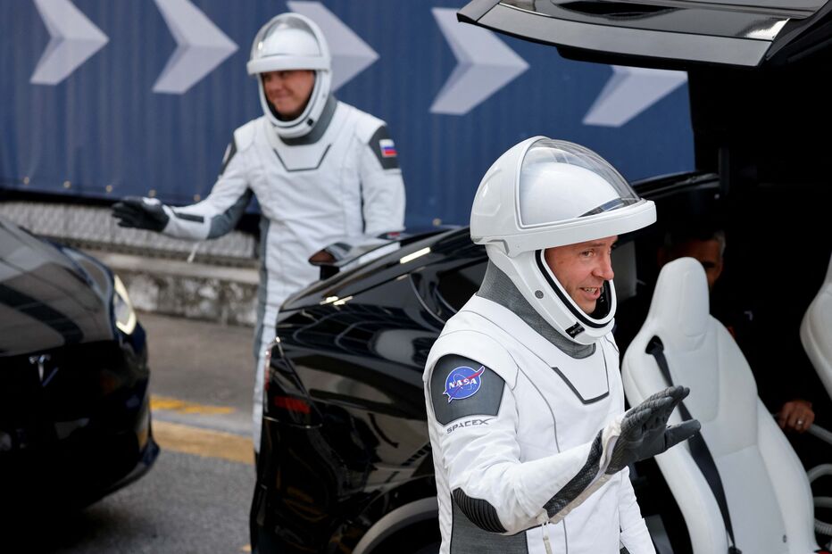 Missão da SpaceX descolou para resgatar astronautas presos há meses na Estação Espacial Internacional 
