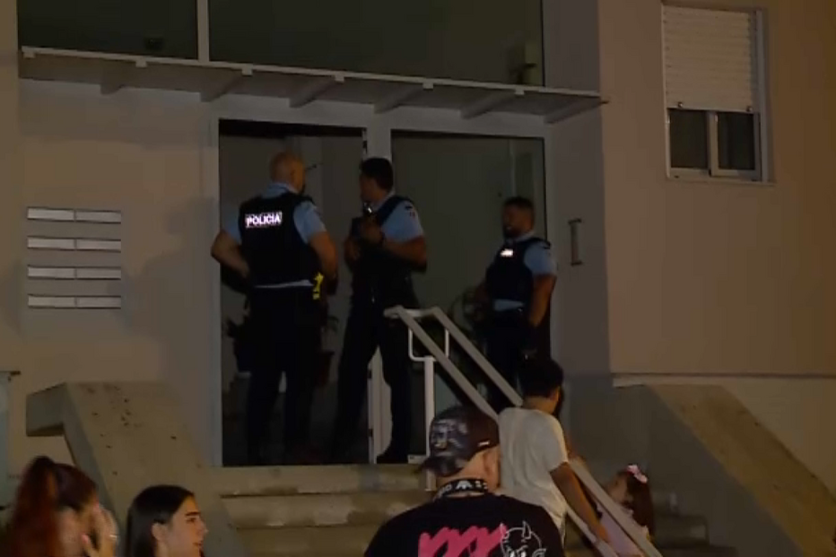 Homem mata irmão com lâmina e garfo e ataca bombeiros no Porto