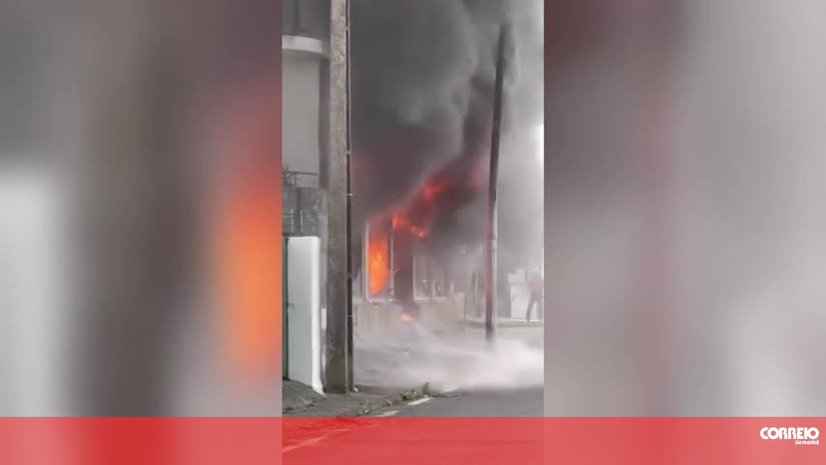 Mulher de 52 anos morre em incêndio em oficina de motas. Marido está em estado grave