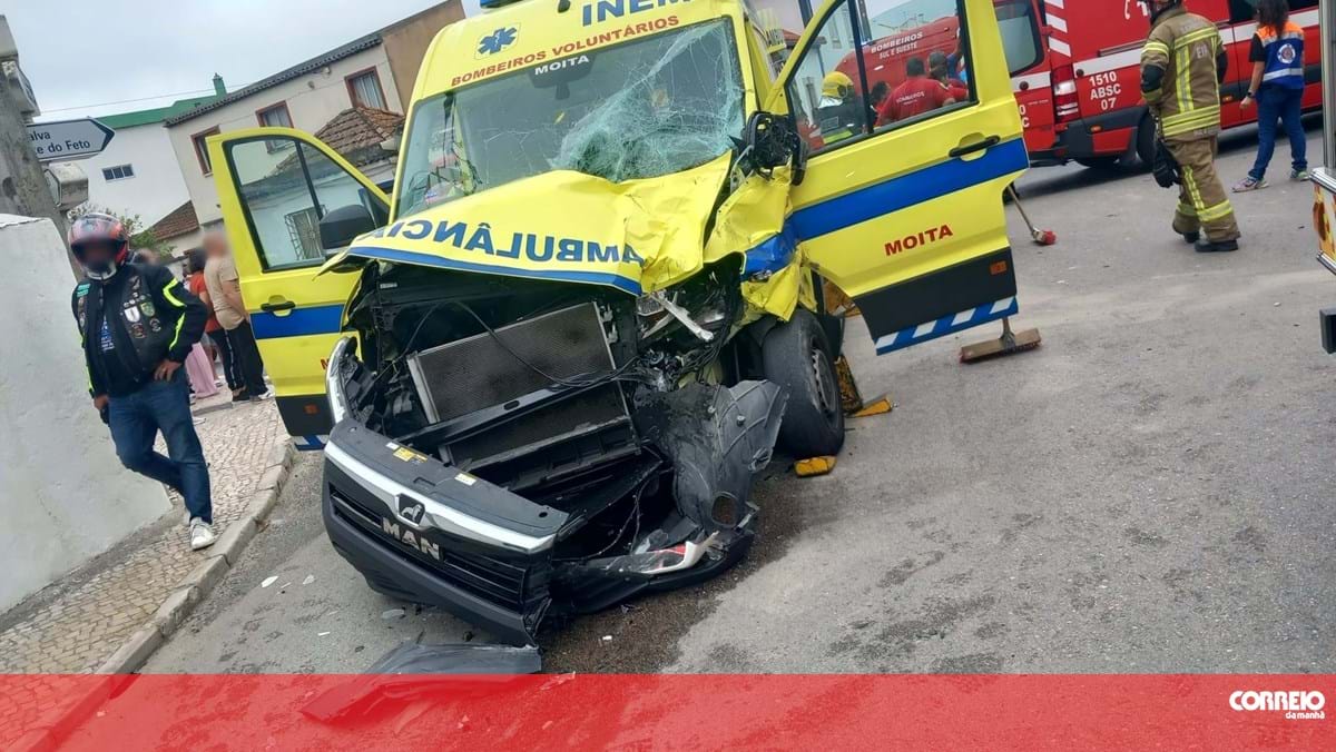 Bombeiro ferido em colisão entre ambulância e camião no Barreiro