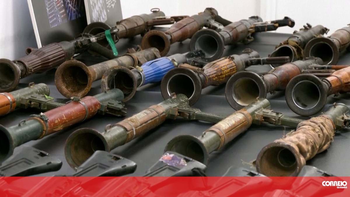 Exército israelita exibe armas apreendidas ao Hamas desde 7 de outubro de 2023