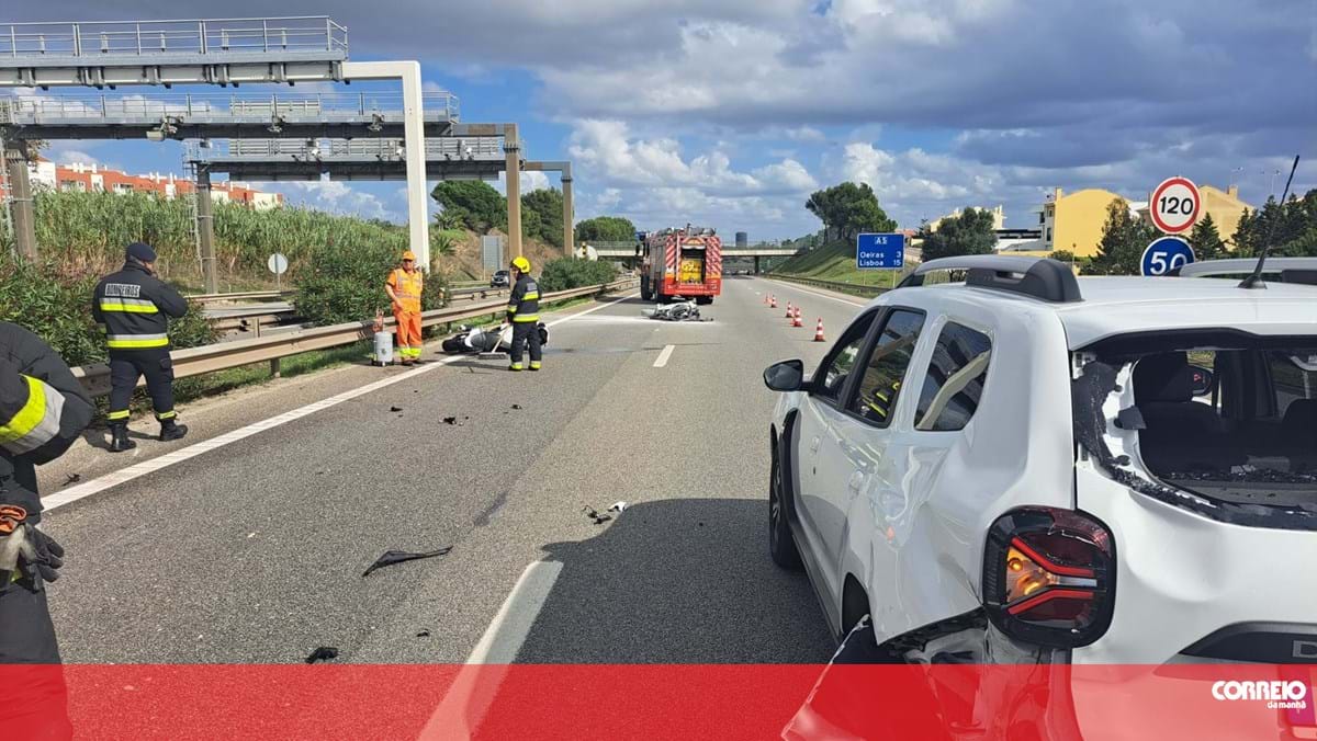 Dois motociclistas em fuga após acidente com carro na A5 em Carcavelos. Trânsito condicionado