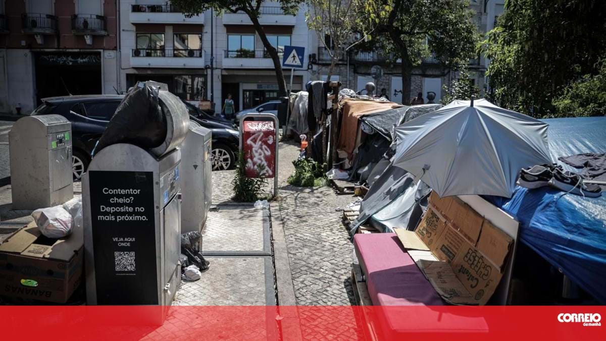 Presidente da Câmara de Lisboa diz que migrantes retirados dos Anjos precisavam de ajuda imediata