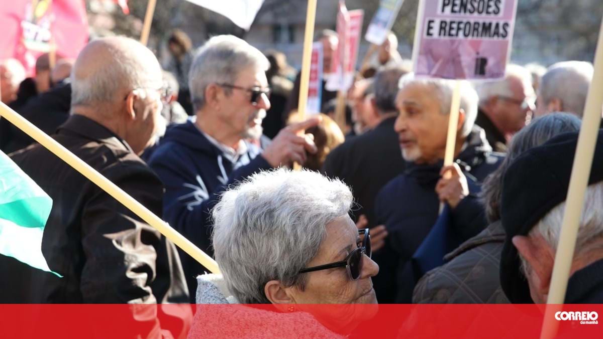 Pensionistas de 2023 protestam no parlamento contra decisão "discriminatória" do Governo