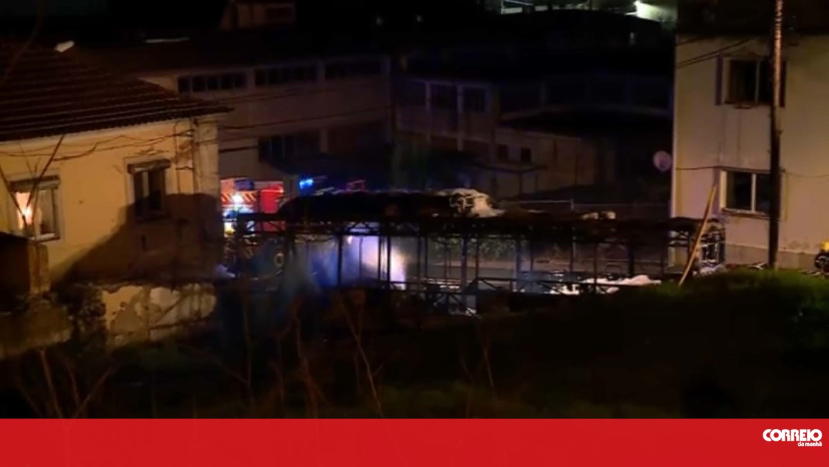 Chamas deixam autocarro completamente destruído em Portela de Carnaxide