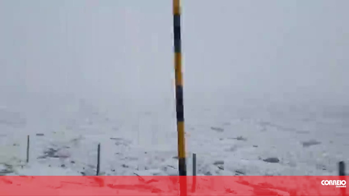 Neve cobriu de branco a Serra da Estrela este sábado