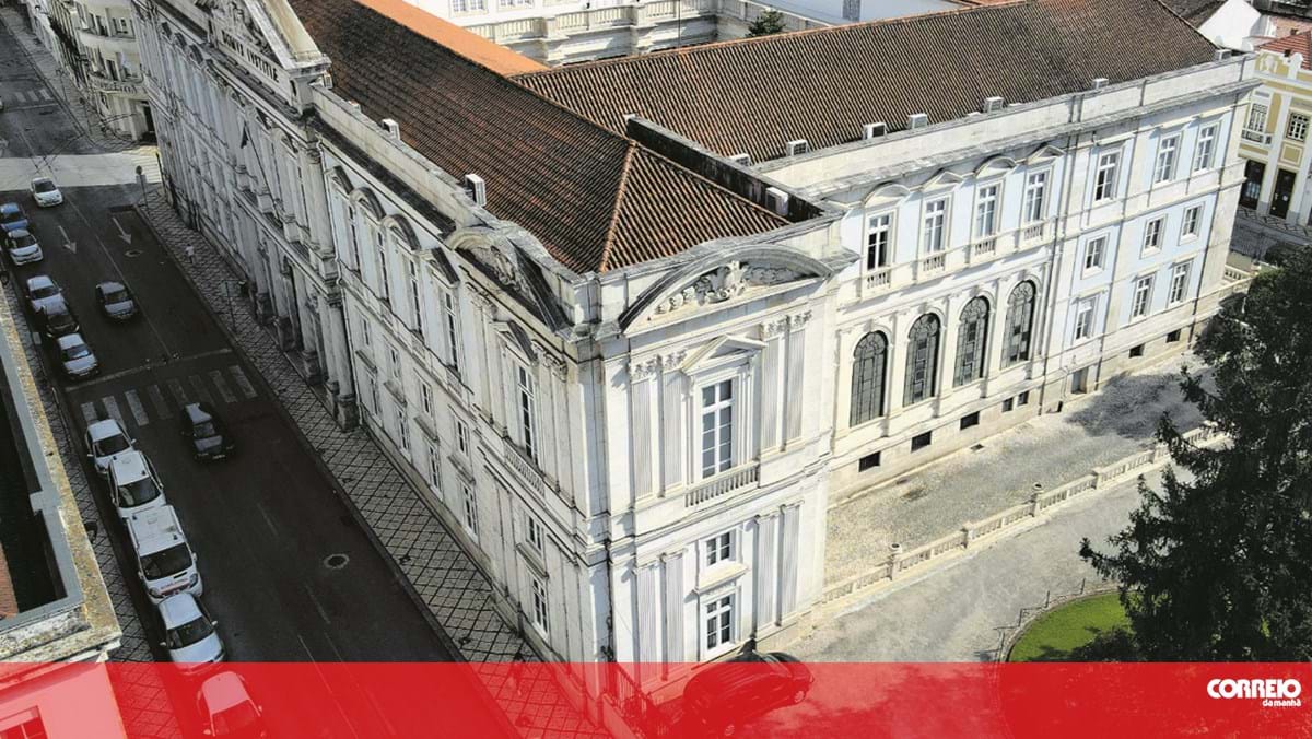 Mulher morta com oito facadas enquanto dormia