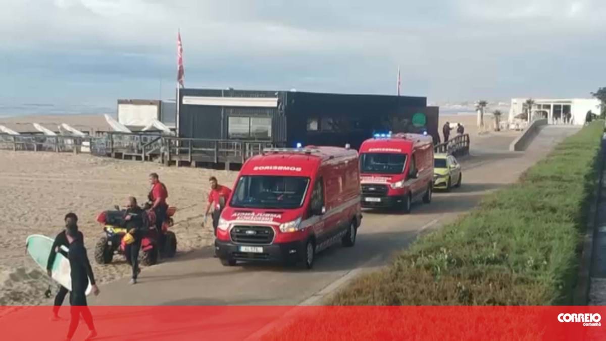 Surfista de 14 anos perde a prancha e fica em dificuldades na praia das sereias em Espinho