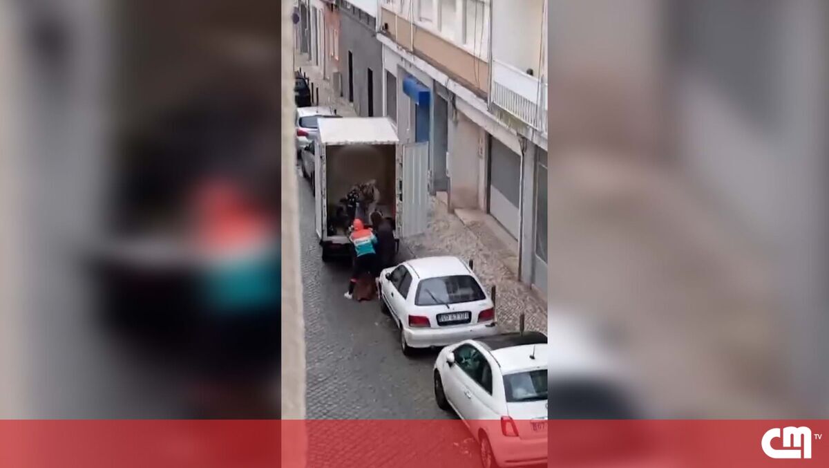 Gang usa carrinha furtada para roubar mota à luz do dia em Lisboa