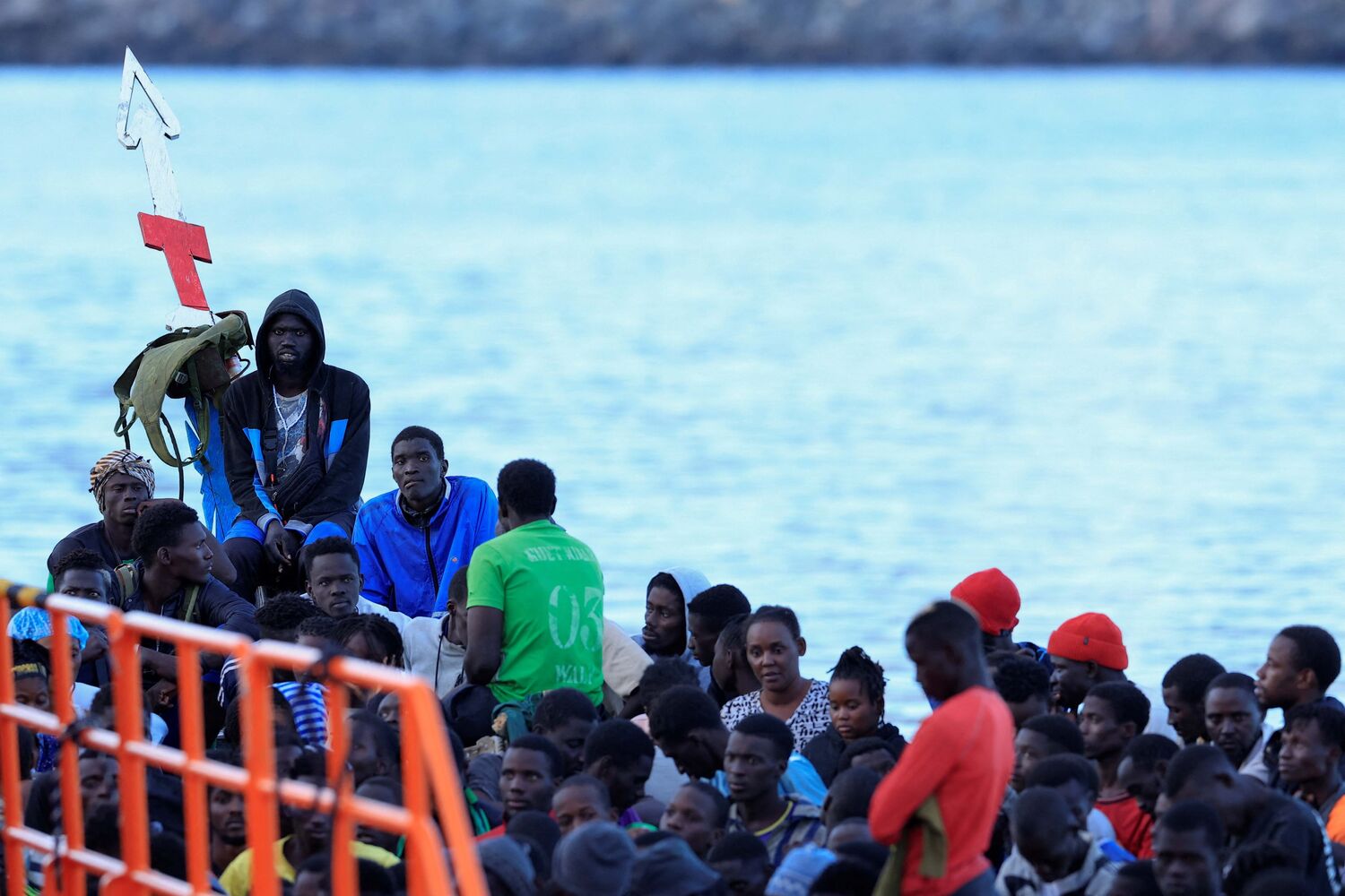 Embarcação com 231 migrantes a bordo aportou na ilha espanhola da Grã ...