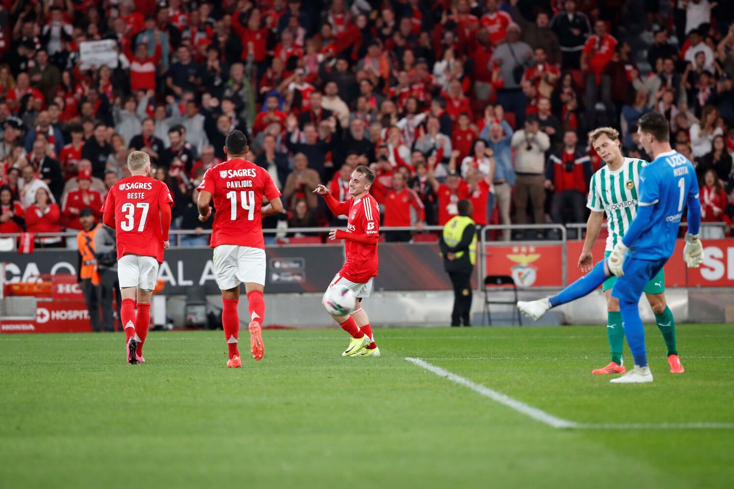 Benfica ganha ao Rio Ave com mão cheia e regressa às vitórias na Luz ...