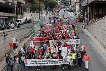  Centenas de trabalhadores não docentes protestam por melhores condições de trabalho 
