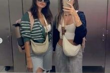 Teresa (à esquerda) e a amiga com a roupa que usaram na viagem