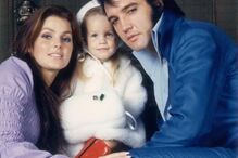 Elvis Presley com a mulher Priscilla e a filha Lisa-Marie