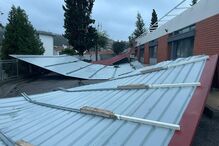 O vento arrancou a cobertura de um pavilhão da EB2/3 de Rebordosa e deixou mais de 60 alunos sem aulas. 