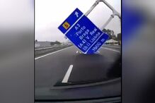 Condutor escapou à queda deste painel na A41.«