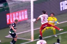 Defesa do AVS corta a bola com a mão, mas árbitro não marcou falta