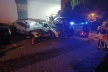 Condutor em despiste sobrevoa carros e danifica duas viaturas em Queluz