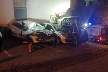 Condutor em despiste sobrevoa carros e danifica duas viaturas em Queluz
