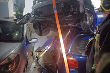 Condutor em despiste sobrevoa carros e danifica duas viaturas em Queluz