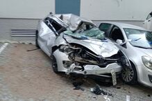 Condutor em despiste sobrevoa carros e danifica duas viaturas em Queluz	