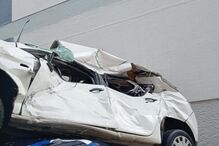 Condutor em despiste sobrevoa carros e danifica duas viaturas em Queluz	