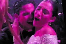 O casal dança, com os convivas como testemunhas. Incluindo José Mourinho 