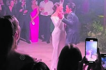 O casal dança, com os convivas como testemunhas. Incluindo José Mourinho 