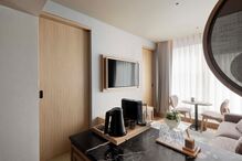 2024-10-14_18_36_03 RS19107_evolution-valbom- coolest-varanda-suite-sala-estar-cama-consola-portas-fechadas.jpg