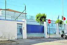 Dezenas de reclusos envolvidos em confrontos na cadeia de Setúbal. Três guardas prisionais ficaram feridos