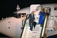 Carlos III e Camila à chegada a Sydney, na Austrália