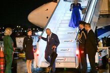 Carlos III e Camila à chegada a Sydney, na Austrália