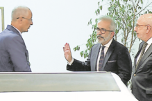 Ministro dos Negócios Estrangeiros deixa militar de mão estendida e vira costas 