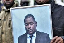Milhares de pessoas no funeral de advogado de Venâncio Mondlane em Moçambique