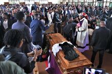Milhares de pessoas no funeral de advogado de Venâncio Mondlane em Moçambique
