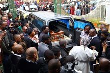 Milhares de pessoas no funeral de advogado de Venâncio Mondlane em Moçambique