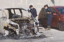 Carro incendiado no Monte da Caparica	