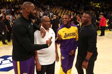 LeBron e Bronny James juntos em campo