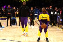 LeBron e Bronny James juntos em campo