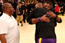 LeBron e Bronny James juntos em campo