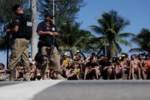 Batalha campal no Rio de Janeiro levou à detenção de 250 adeptos uruguaios